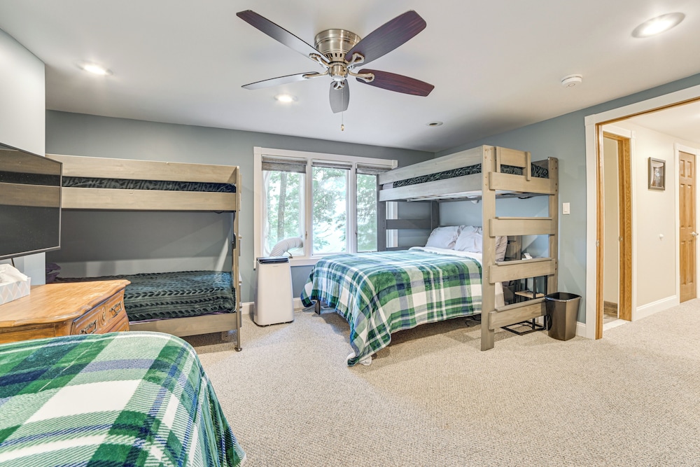 Sunroom, Dining Pavilion & More: Gem on Burt Lake!