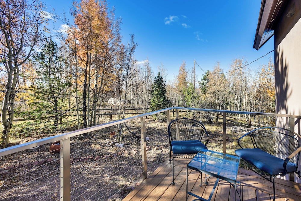 Hot Tub & Peak Views: Cripple Creek Cabin