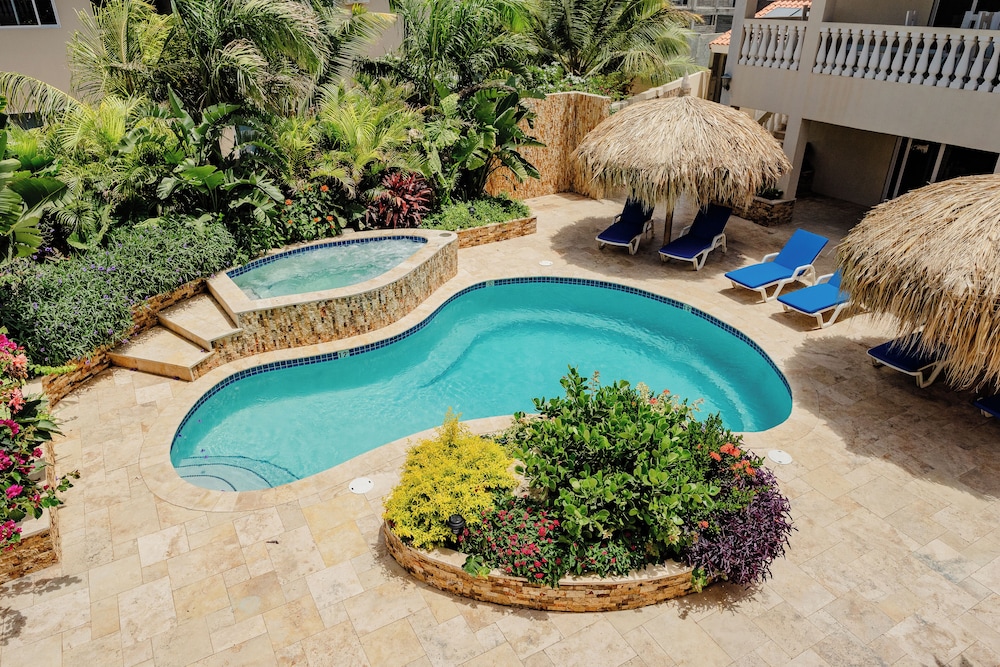 Spacious 4-bedroom Apartment 2 km From Eagle Beach - Dream Suites Aruba