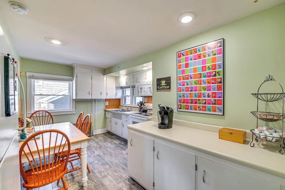 Walk to Town & River: Cozy North Creek Cottage