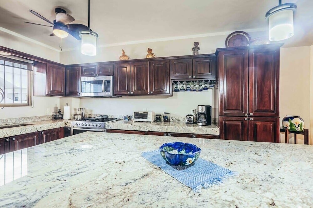 Ocean View 2Br Condo-balcony-beach-pool - 805