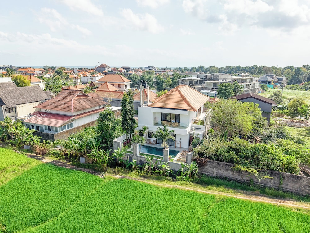 4 Bd Seminyak Retreat, Rice Fields 4 Mins to Beach