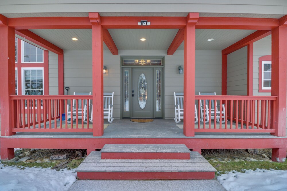 Mountain Views & Deck: Spacious Eureka Getaway!