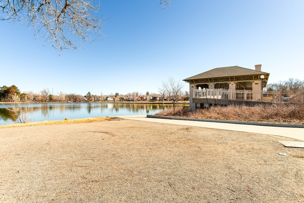 4 Mi to Downtown Denver: Washington Park Hideaway!