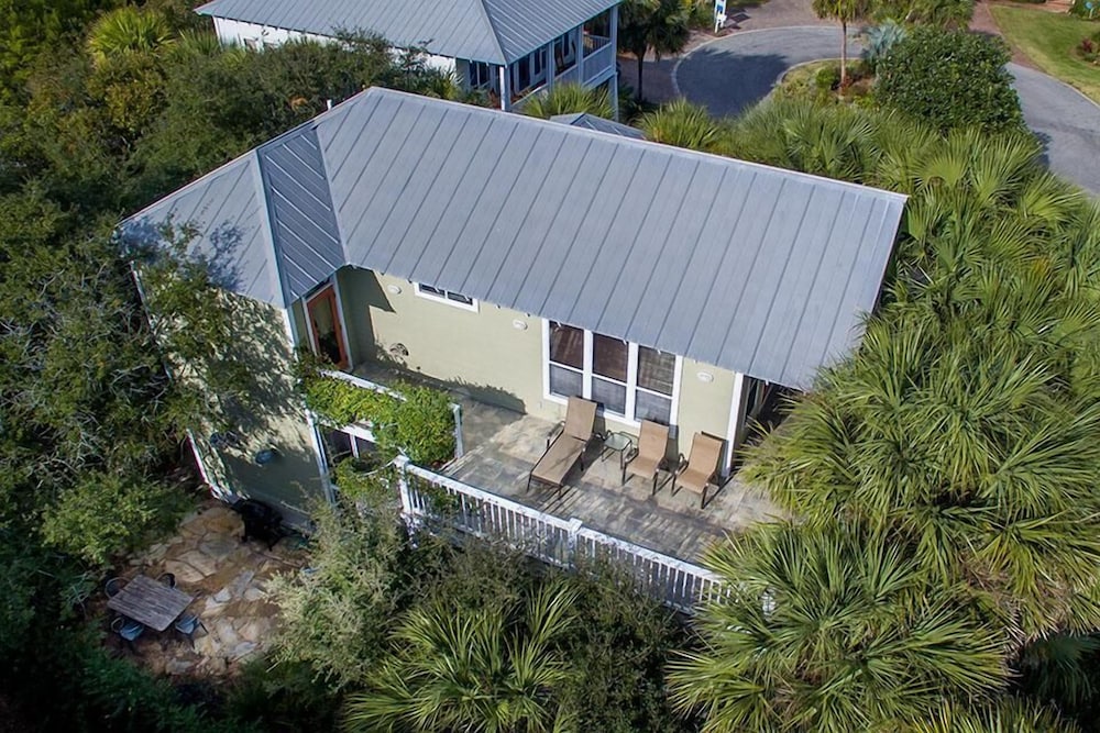 GOING COASTAL 3 Bedroom Holiday Home by Five Star Properties