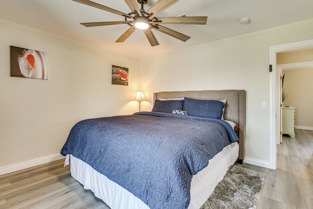 3 Mi to Desert Diamond Arena: Peoria Home w/ Yard!