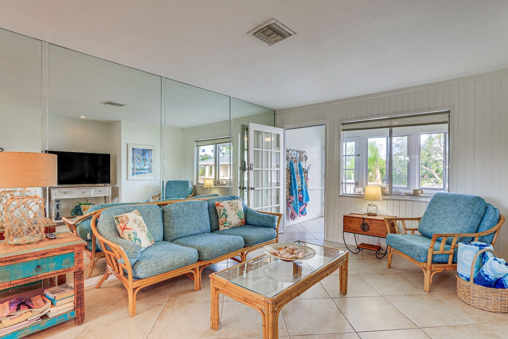 Siesta Keys Home w/ Deck Half Mile to Turtle Beach