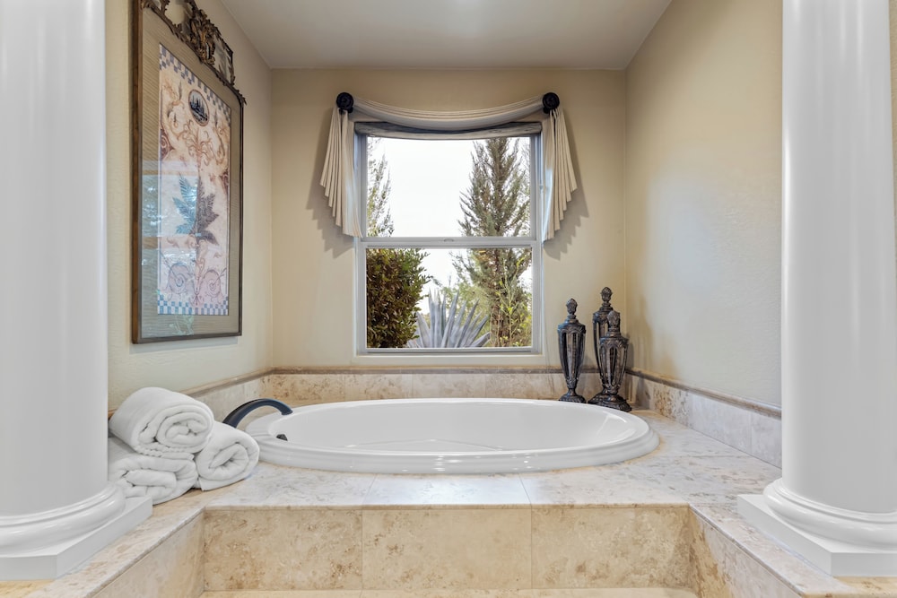 Hilltop Estate w/ Pool, Hot Tub, Fire Pit, Views Cleveland Vista by Avantstay