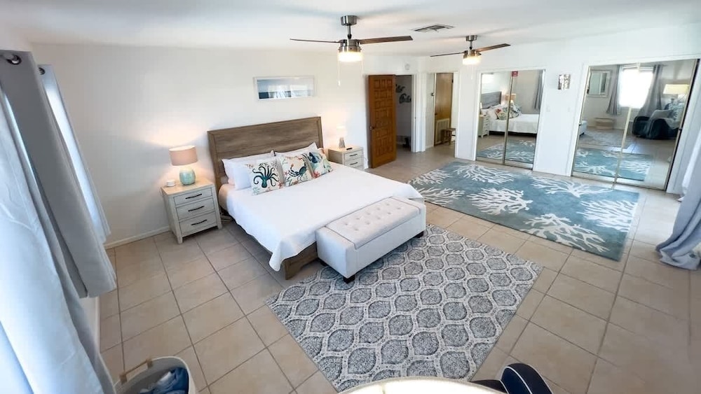 Fun Retro Island Vibe Sleeps 17 Beach 1 Block 4 Bedroom Home