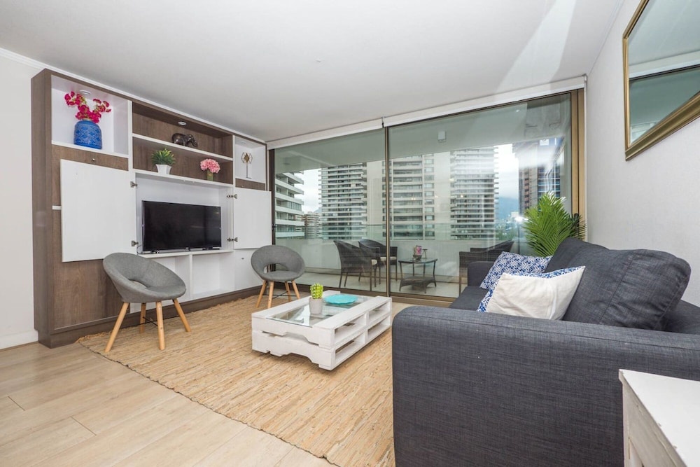 Charming Arauco - 2BR Heated Pool Gym