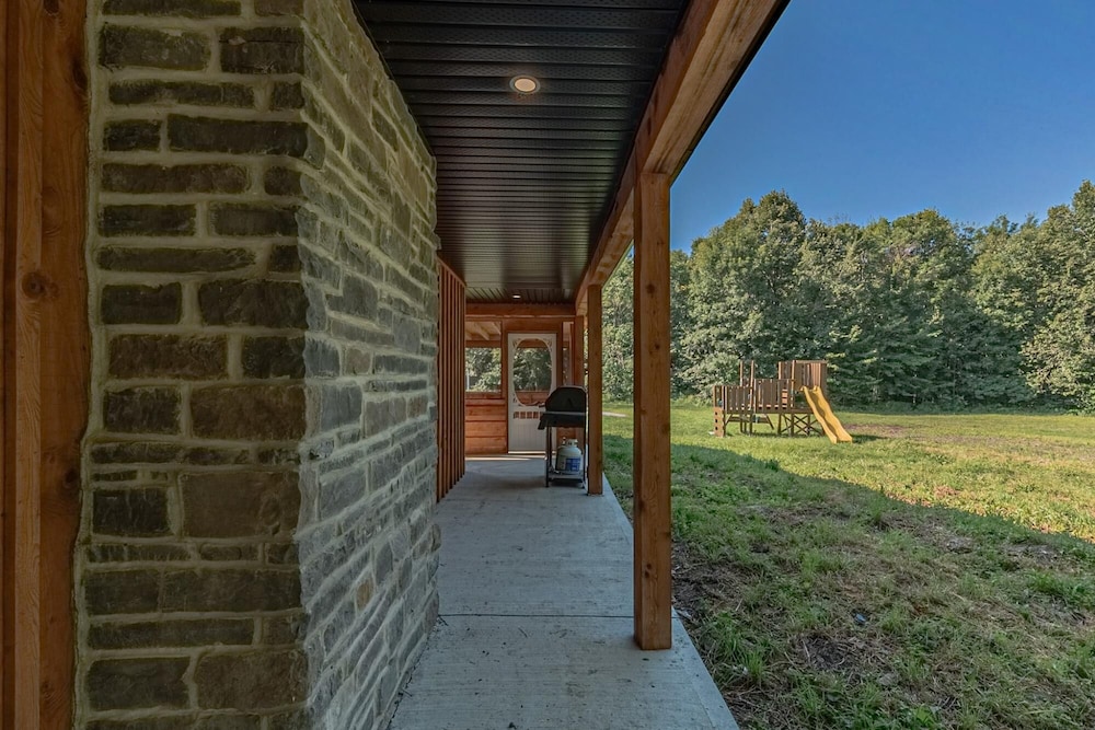 The Corzo - Modern Farmhouse With hot tub