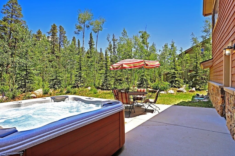 Lone Hand Lodge 4 Bedroom Home by RedAwning