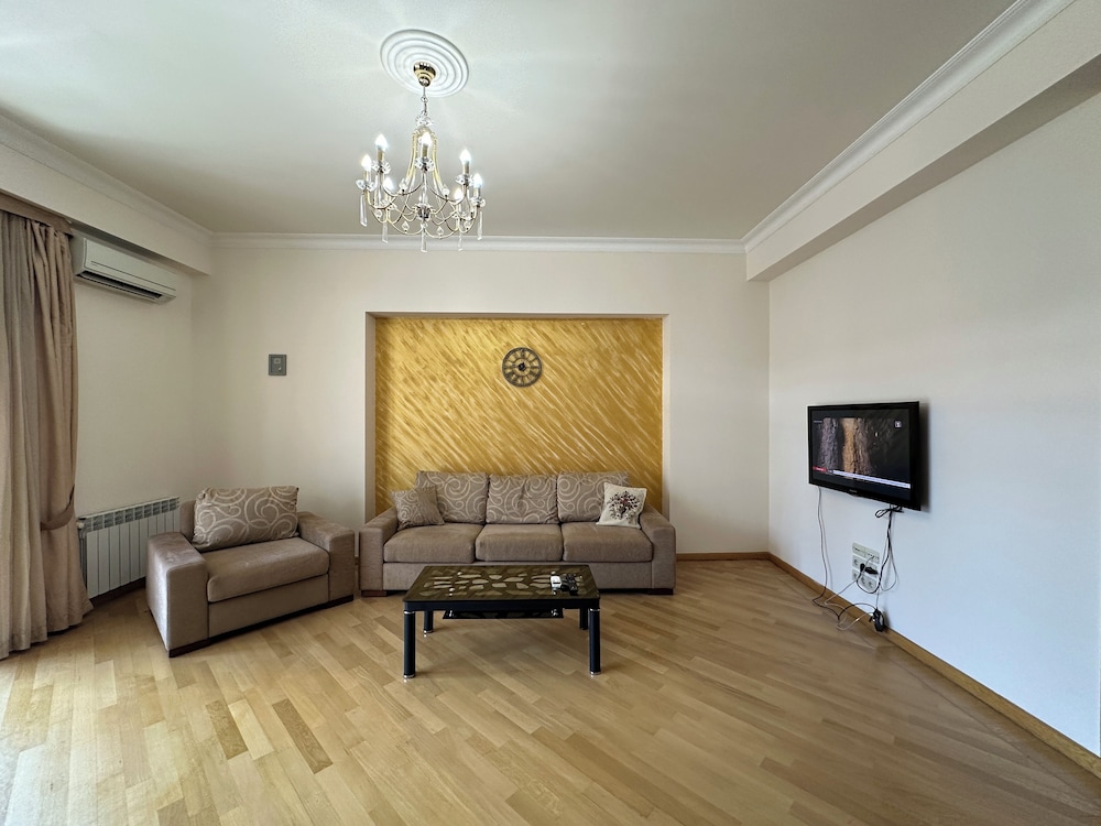 Apartment by Luxe Group DI888