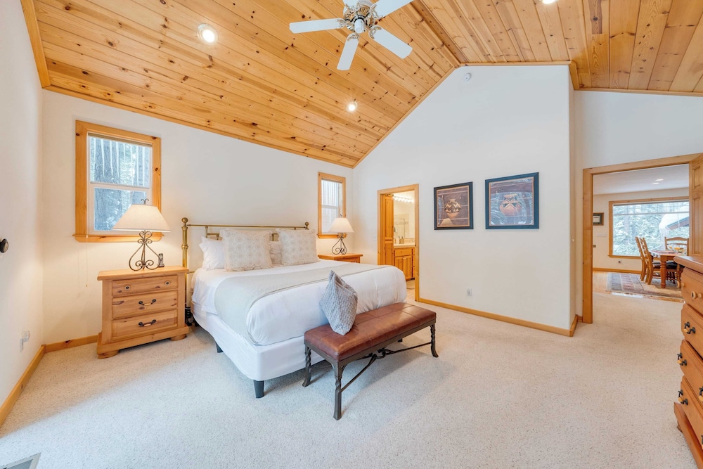 Pinewood Lodge by Avantstay Cozy Cabin Near Ski Resorts & Hiking
