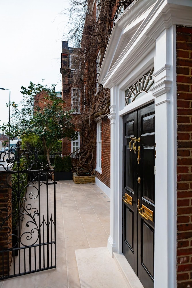 49 Cheyne Place in London