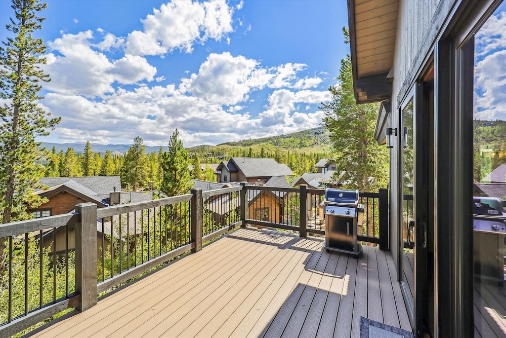 Wolverine Lookout 3 Bedroom Townhouse by RedAwning view 5
