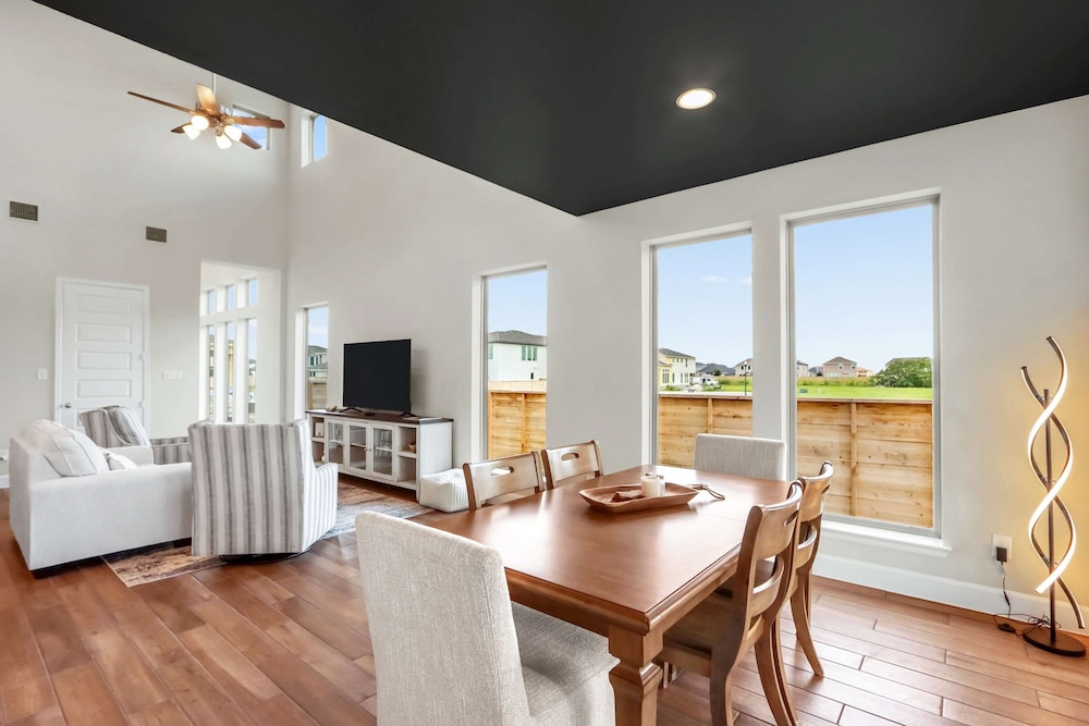 Dakota Cottage - Stay for 10