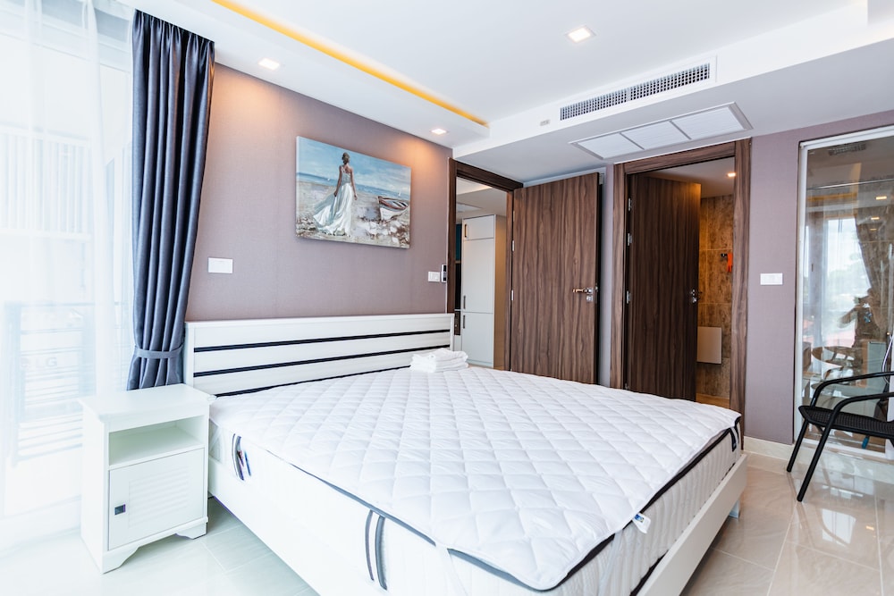 Centara Grand Avenue by Pattaya Holiday view 2