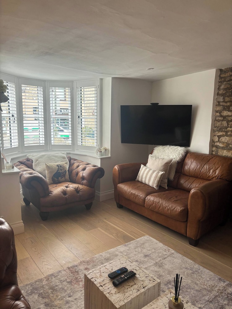 Cottage on High Street, own Parking and EV Charger