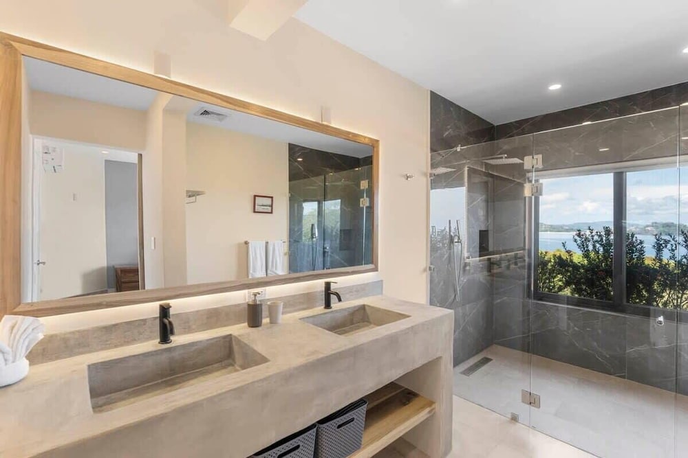 Stylish Villa with Brand-New Furniture, Panoramic Ocean Views, and Infinity Swimming Pool & Hot Tub