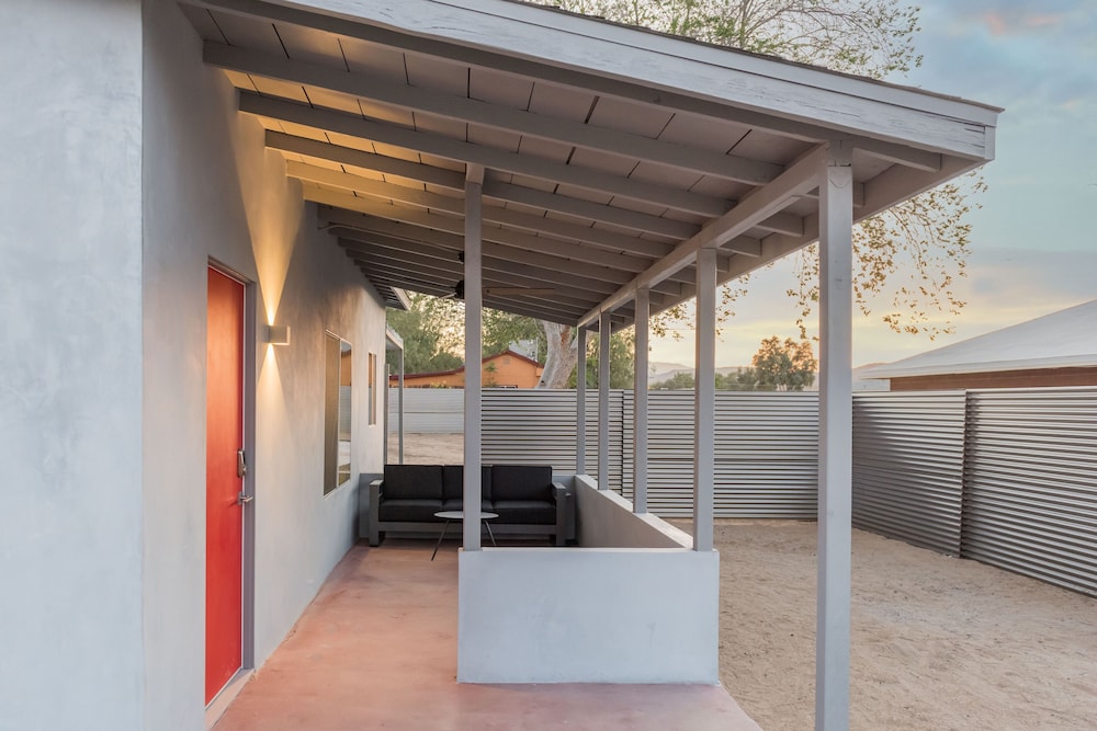 Skull Rock Cottage - Walk To Town & Hot Tub, Star Gazing 1 Bedroom Home