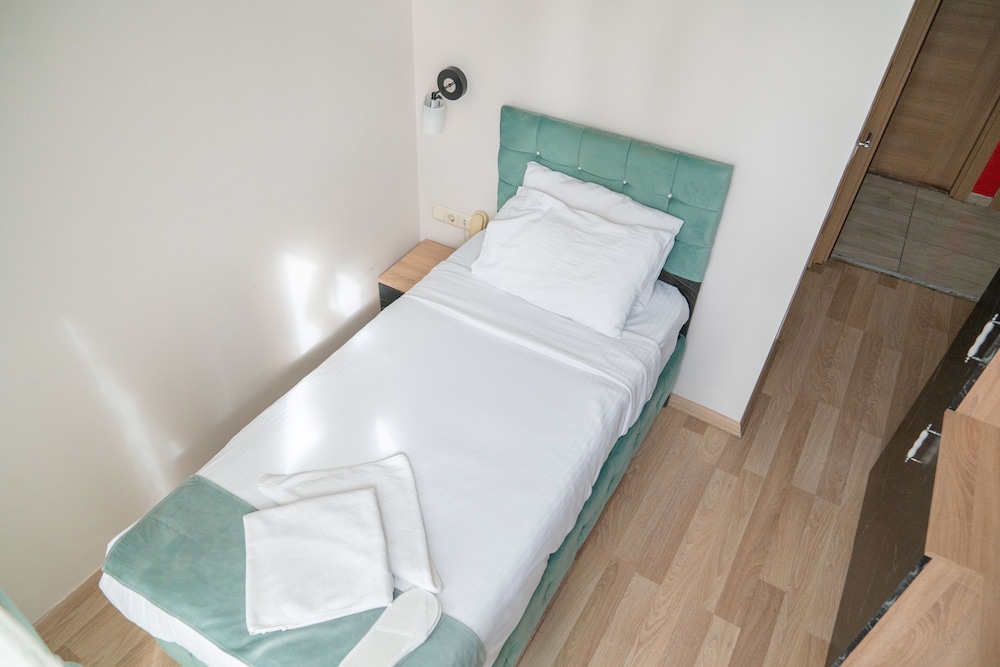 Loss Hotel - Image 37