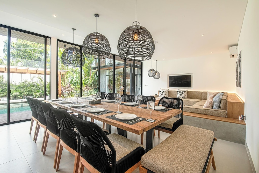 Elegant 6BR Canggu Retreat Just 400m to the Ocean