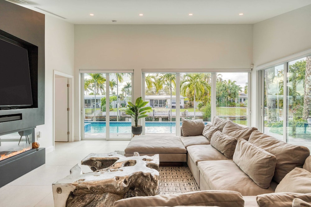 Luxury Waterfront Home w/ Pool, Hot Tub & Dock Near Las Olas Gulfstream