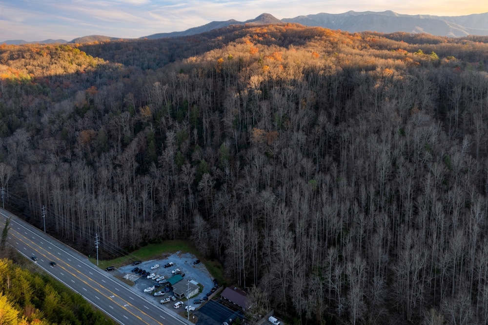 Creekside Haven Gatlinburg Escape by a Bubbling Creek Near Top Attractions