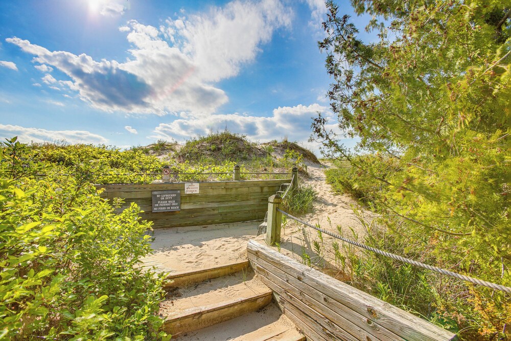 Glen Arbor Riverfront Retreat: Steps to Beach!