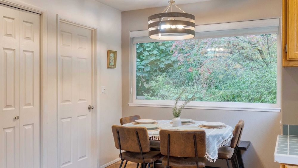 Stylish Forest Getaway on Whidbey Island Near Beaches, Wineries & Trails Cedarview Retreat by Avantstay