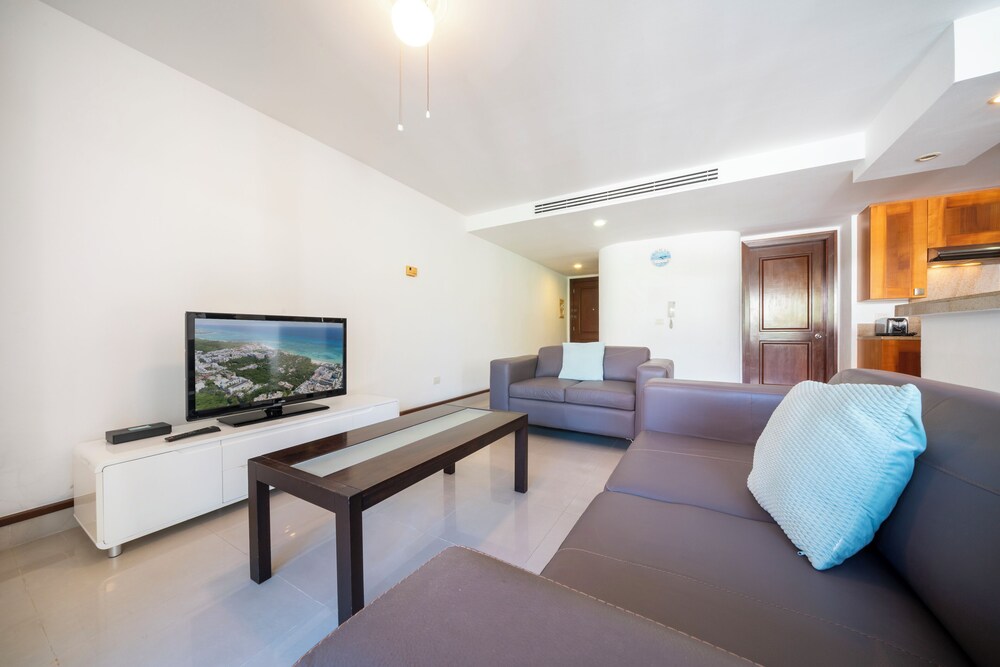 Luxury 1 BR Condo with Pool - Kaan 304