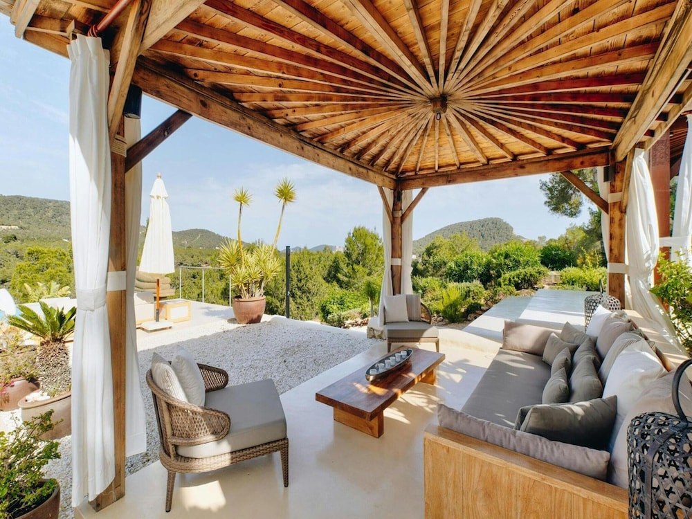 Holiday Home With Stunning Infinity Pool