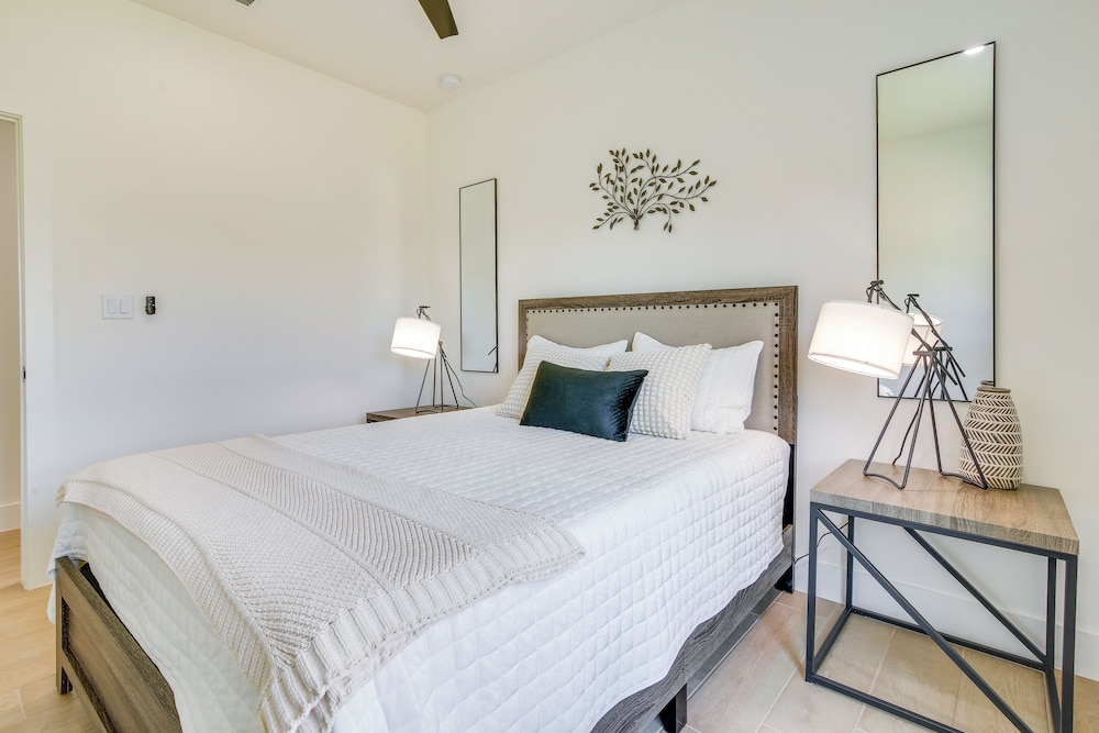 Modern Comfort: Brownsville Home Near Dtwn