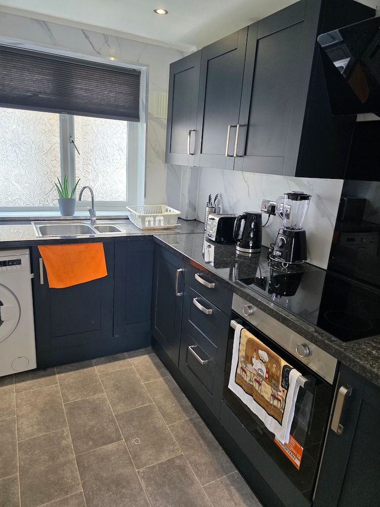 Charming 2 Bedroom Luxurious Home in Thamesmead South East London