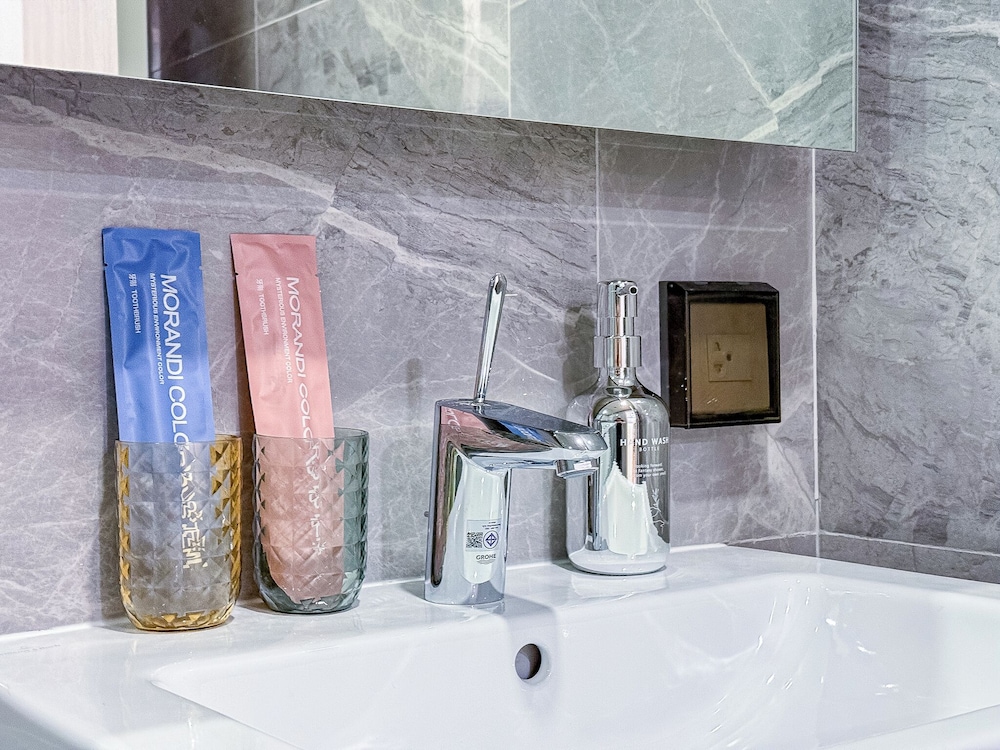 Luxury Downtown Bangkok 2BR 2BA · Sky Pool Gym · 5min Walk to Siam Paragon