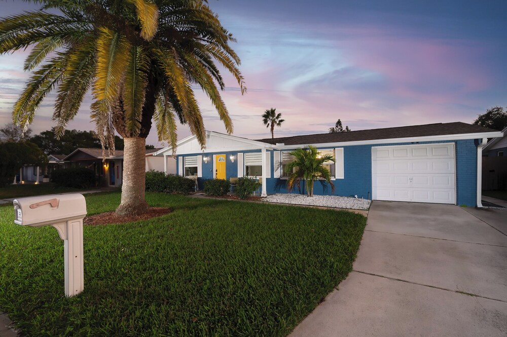 Holiday Oasis w/ Heated Pool: Near Gulf Beaches!