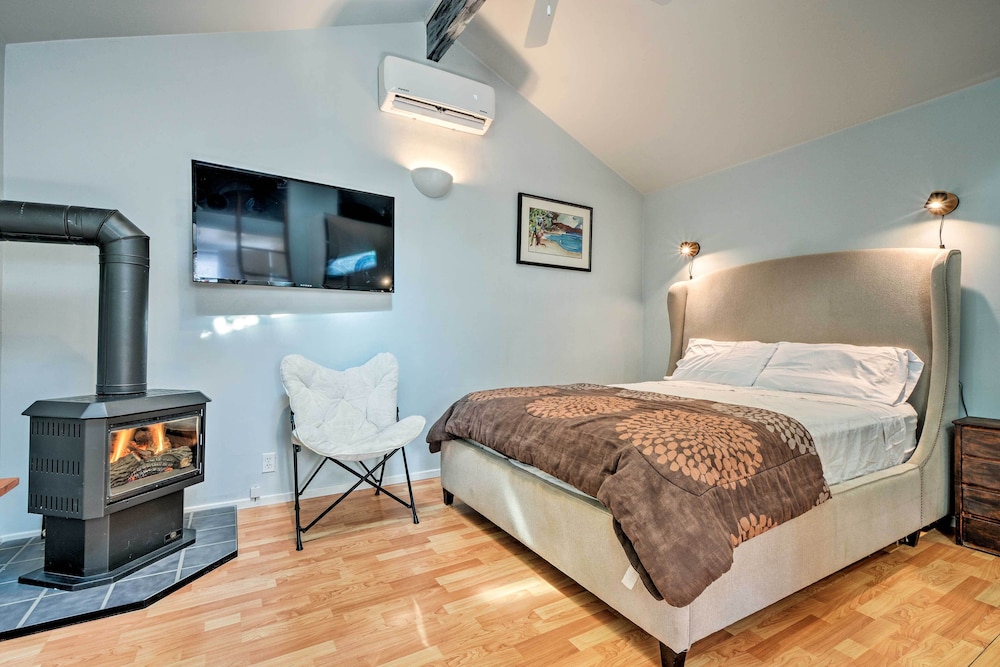 Ashland Vacations - Warm Inviting Ashland Cottage < Half-mile to SOU - Property Image 21