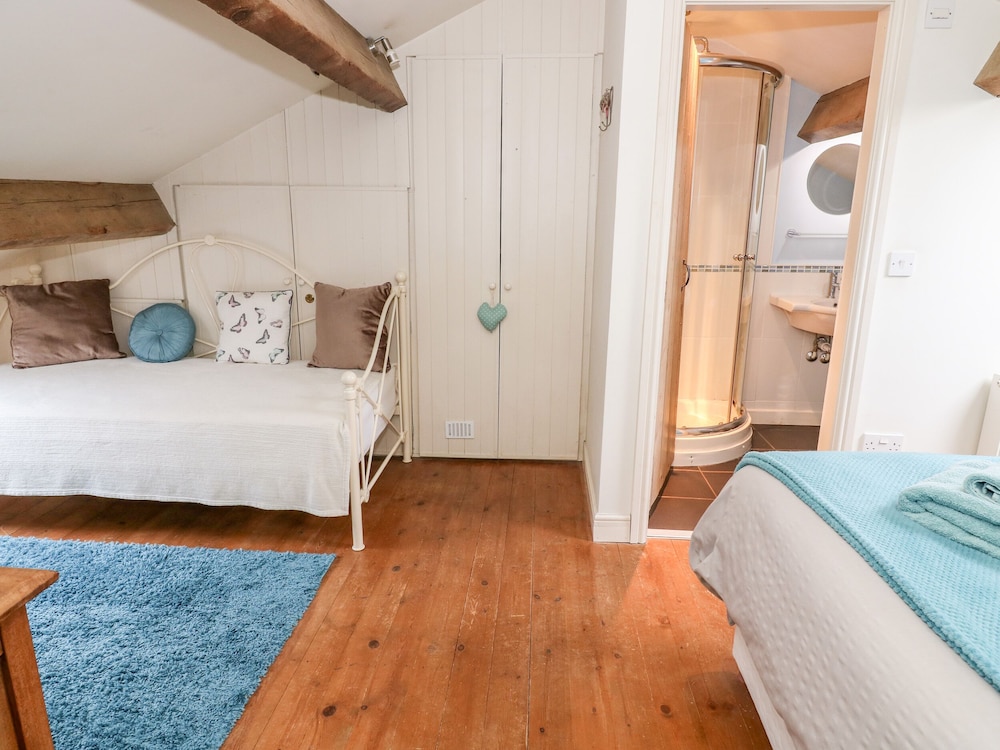 Canalside Cottage