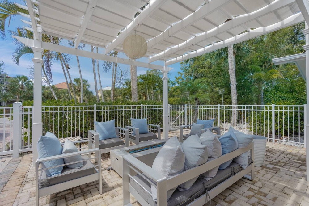 Dockside Getaway on Avenida