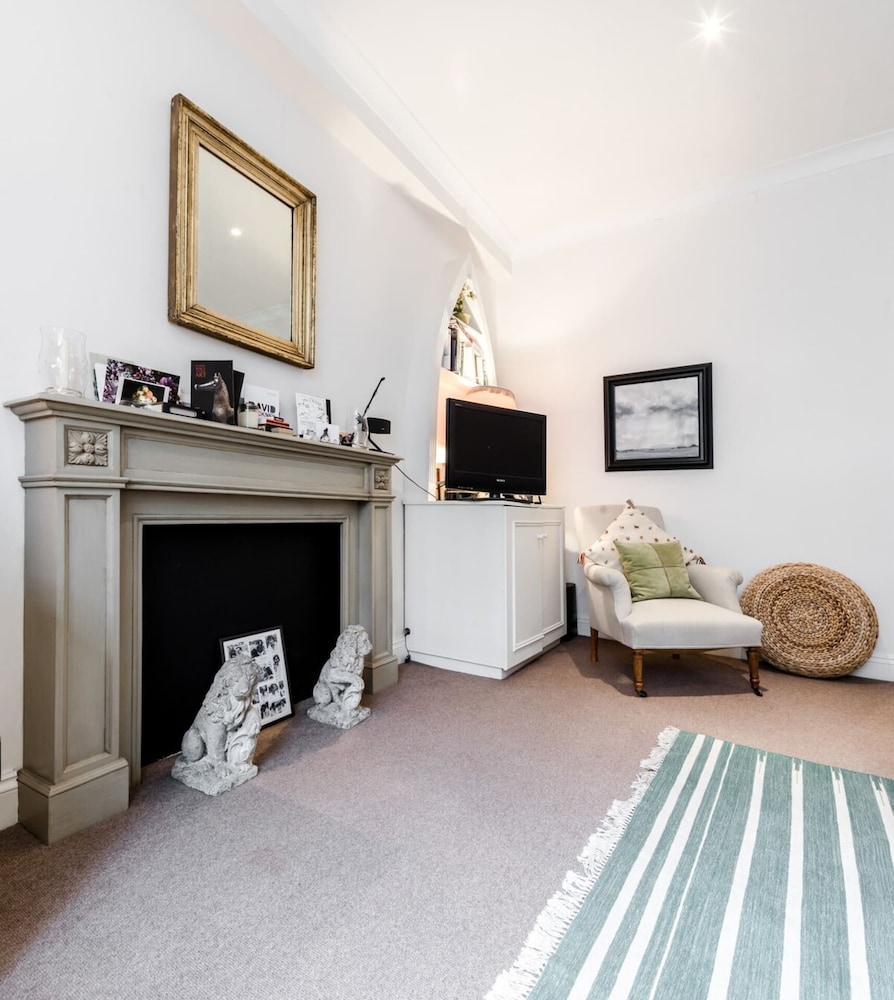 2 Bed 2 Bath Garden Flat in Victoria Pimlico