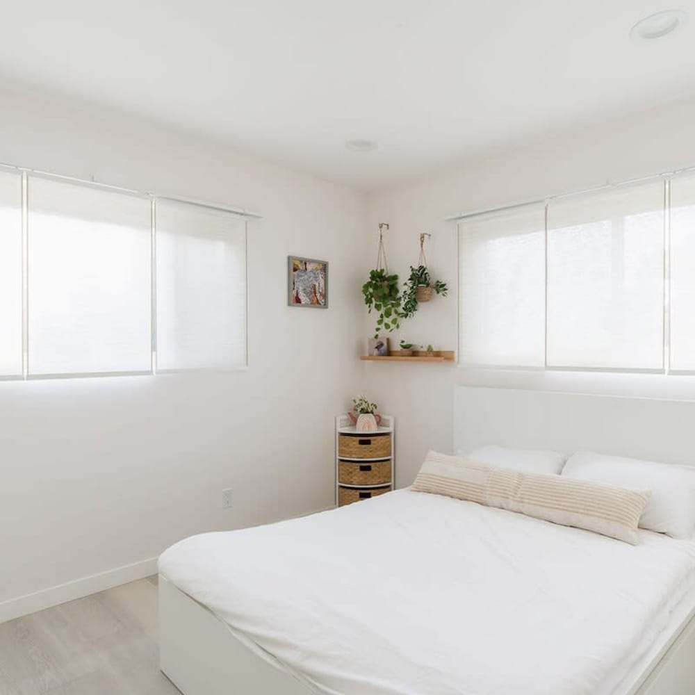 Spacious and Bright 5-bedroom Oasis Pool and Yard