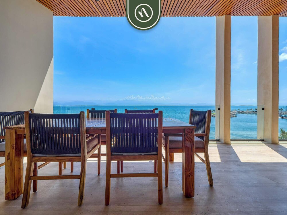 Luxury 4BR Oceanfront Condo - Private Beach - Pool