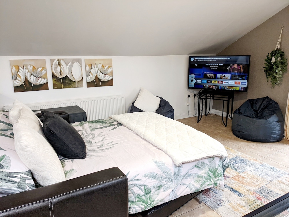 Forest View Impeccable two Bedroom House view 3