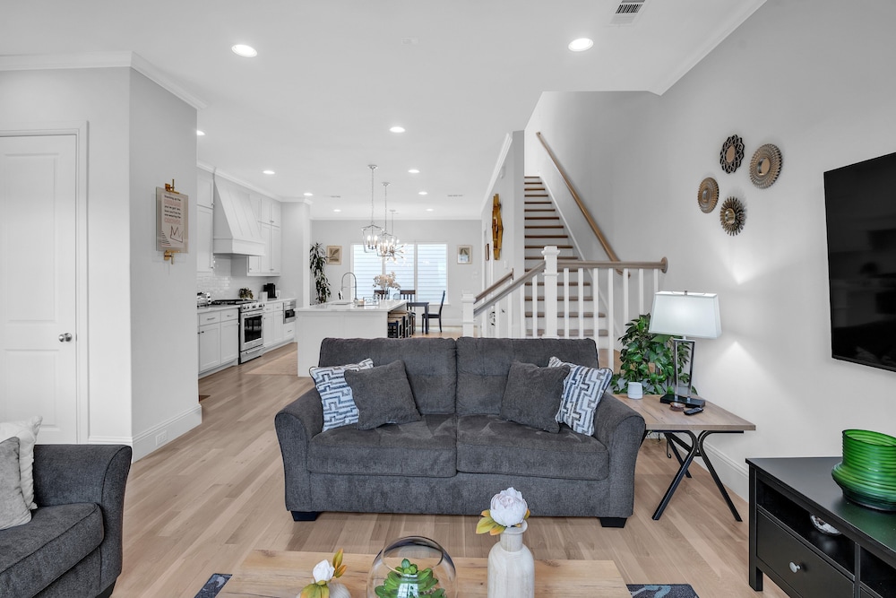 Modern 3br In Bishop Arts Walk To Shops & Dining 3 Bedroom Duplex
