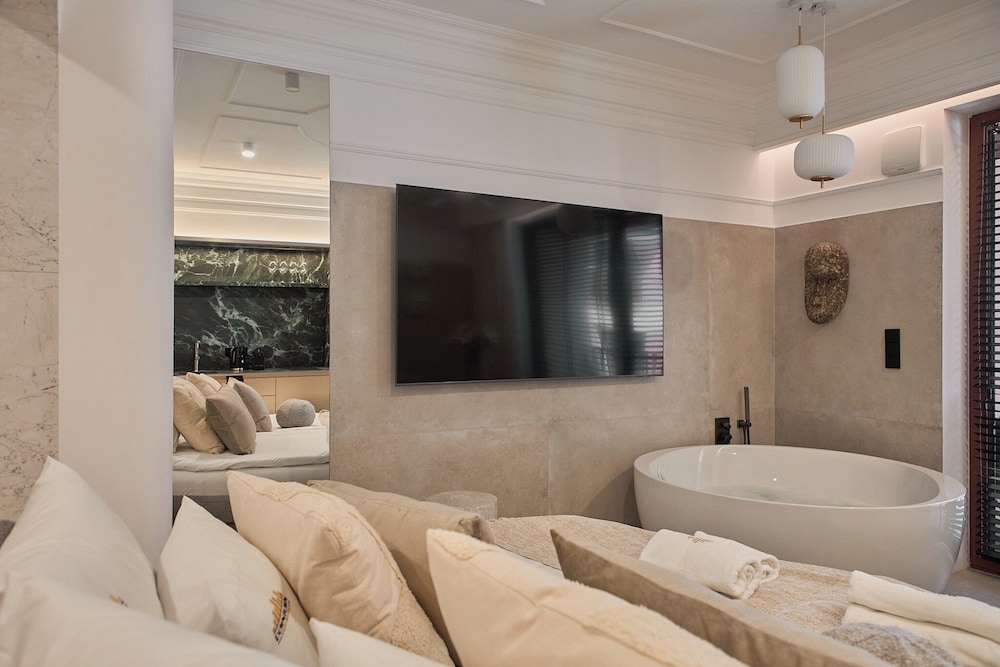 Granaria Jacuzzi Premium Suites by Downtown Apartments