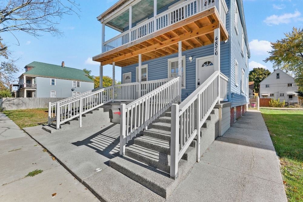 New Downtown Lux 3BR Free Parking, AC & Wi-fi