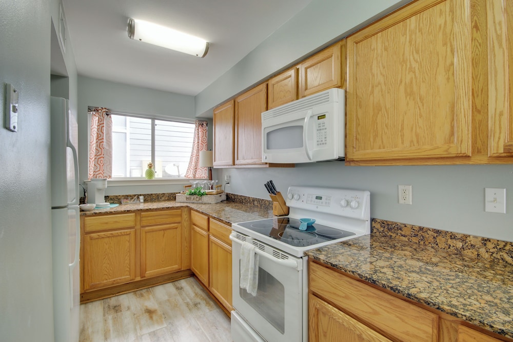 Near Beach & Casinos: Biloxi Condo w/ Pool Access