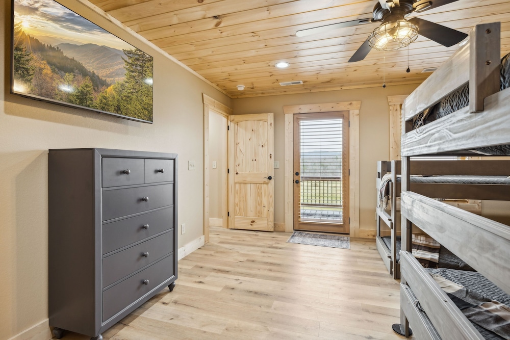 Robeson Hood Lodge 4 Bedroom Home