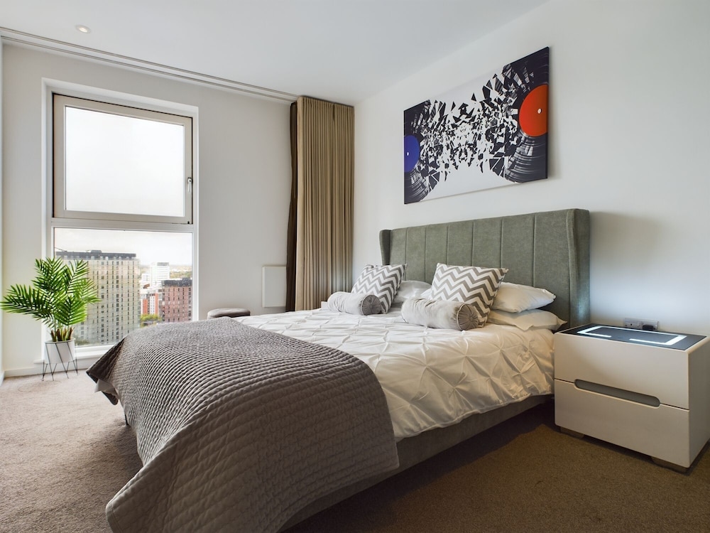 Amazing Skyline Views 3BR Duplex view 5